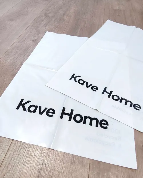 Bosses de plàstic reciclat personalitzades Kavehome - Embalatge | Massó Pack